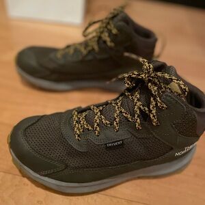 The Northface Junior Hiking boot Hiker waterproof size 5. Excellent condition.